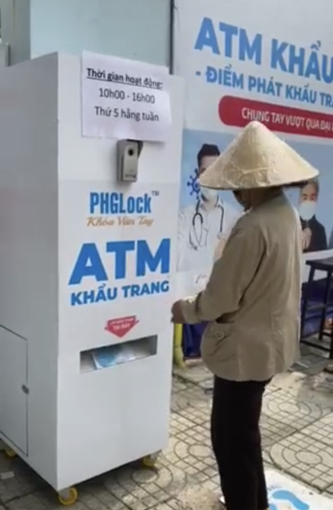 (Video) ATM khẩu trang miễn phí tại tp.Hồ Chí Minh