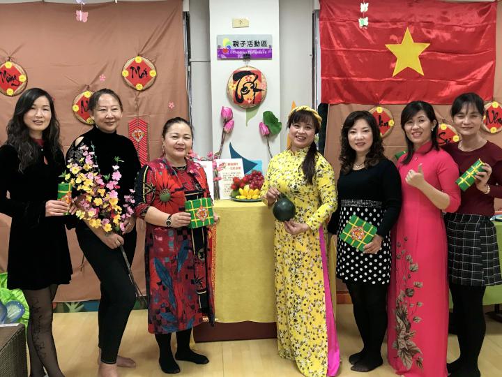 Hội quán di dân mới tổ chức hoạt động viết liễn mừng xuân