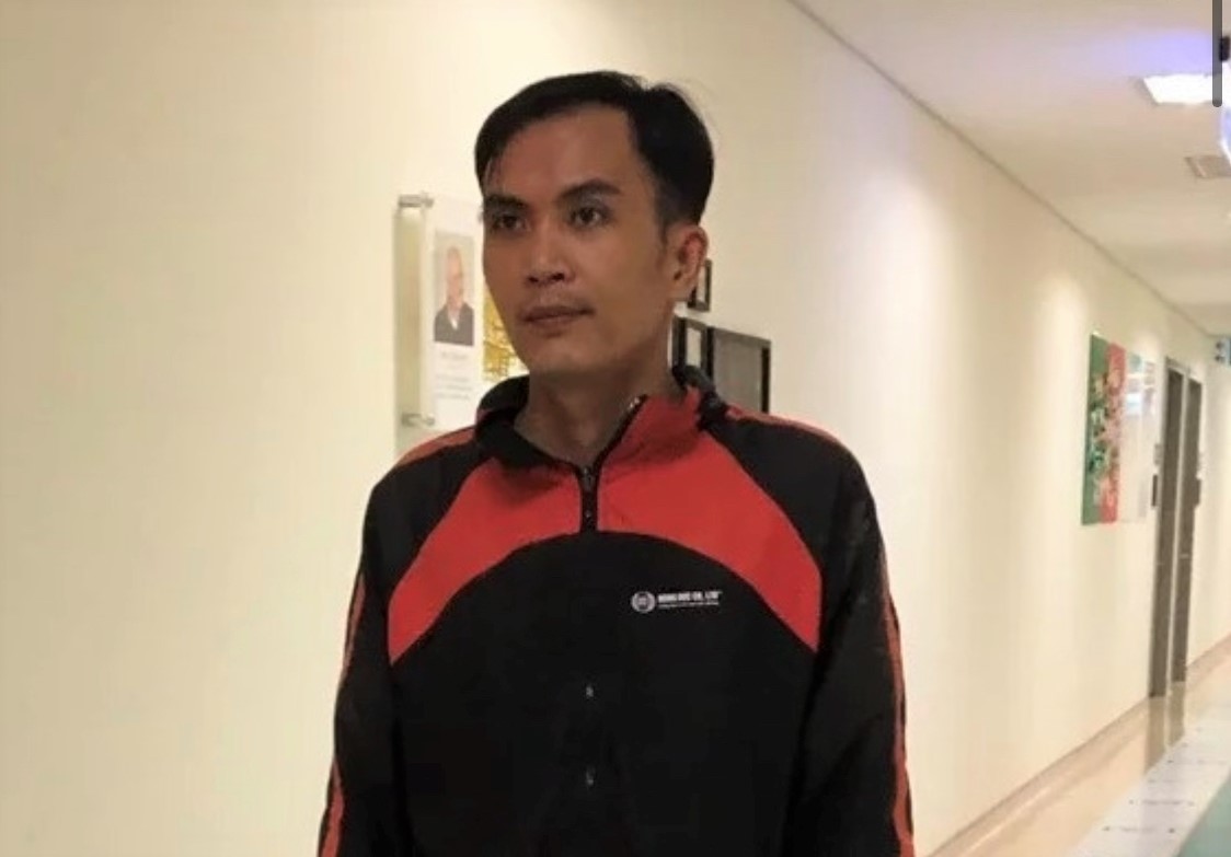 Nhờ có sự giúp đỡ của nhà hảo tâm giấu tên, người lao động Việt Nam được phẫu thuật cột sống và chữa lành bệnh.