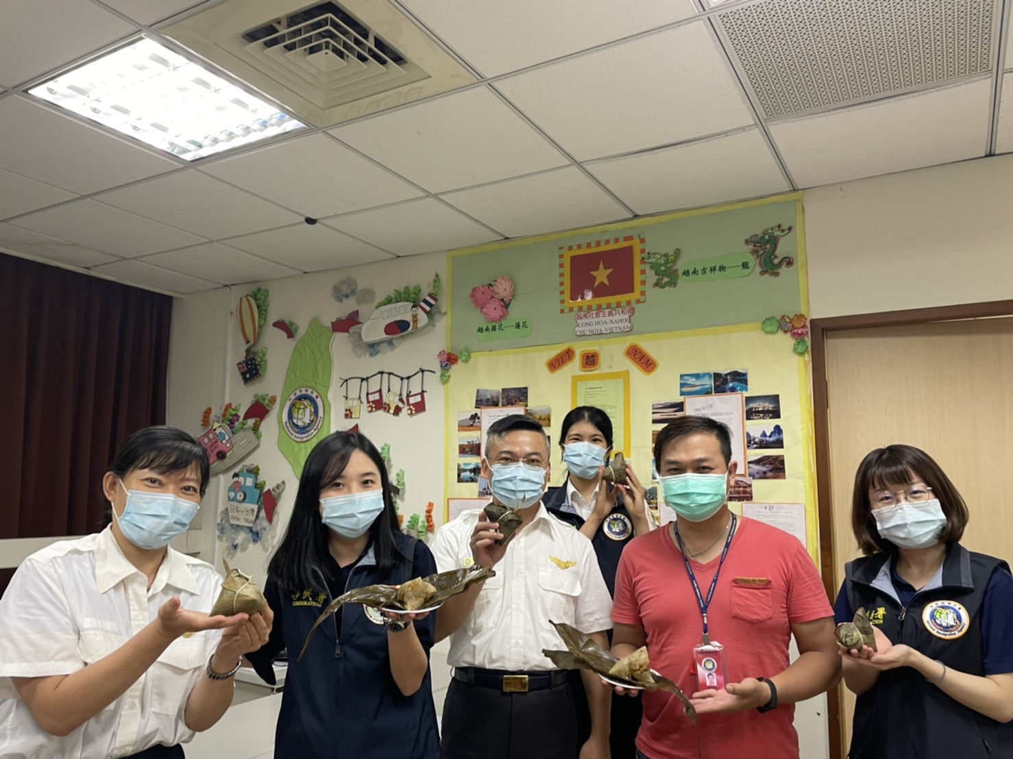 Sở di trú khuyến khích lao động nước ngoài mừng Tết Đoan Ngọ tại nhà