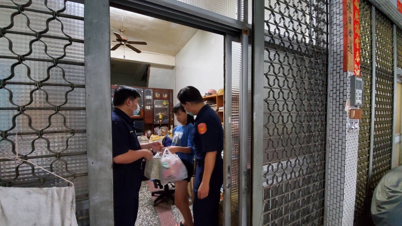 Hai chị em ở Cao Hùng uống nước cho đỡ đói trong 3 ngày liền. Người bố từ chối sự giúp đỡ của mọi người