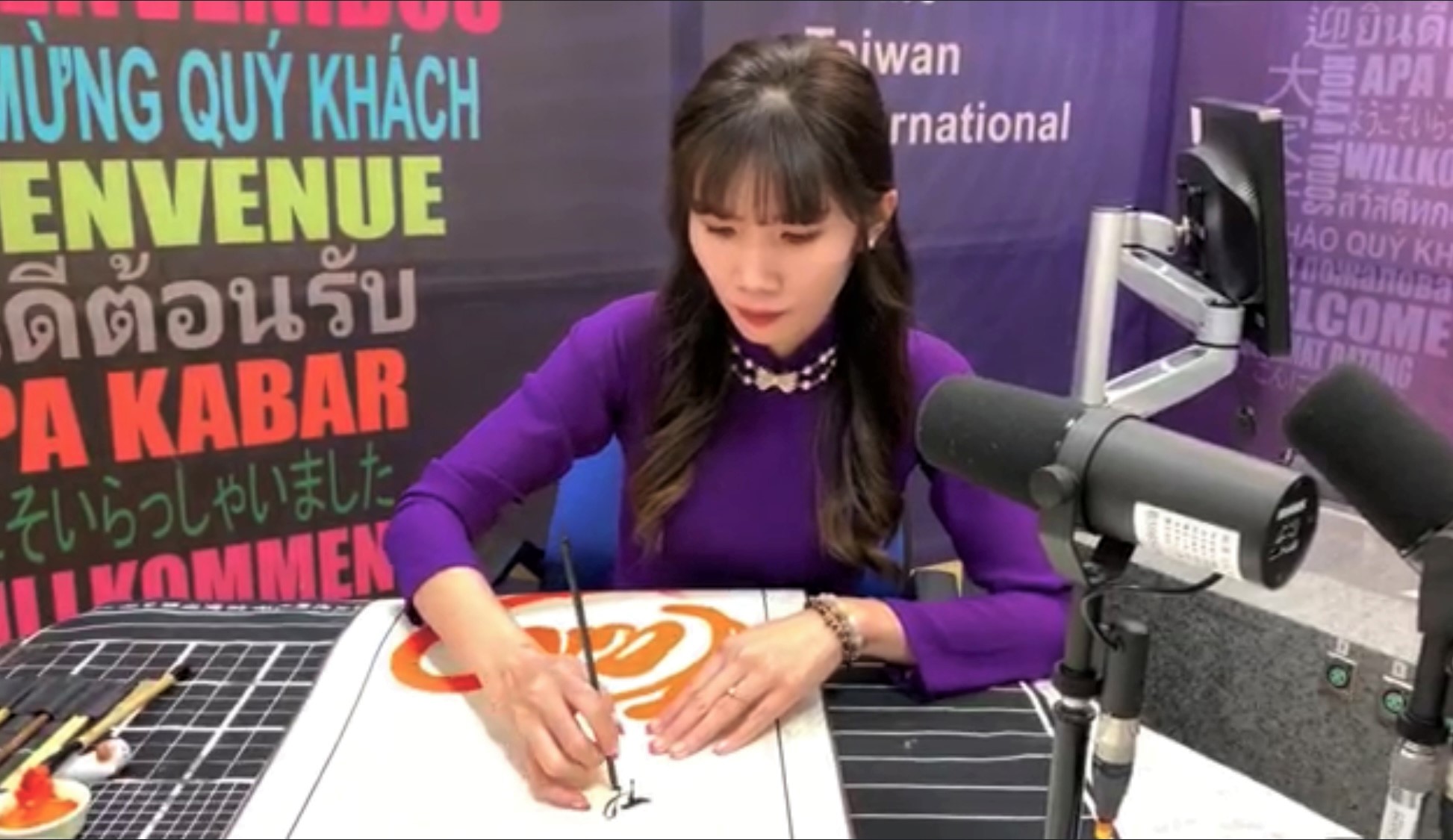 Người mong ước đưa thư pháp Việt đến với bạn bè quốc tế (phần cuối)