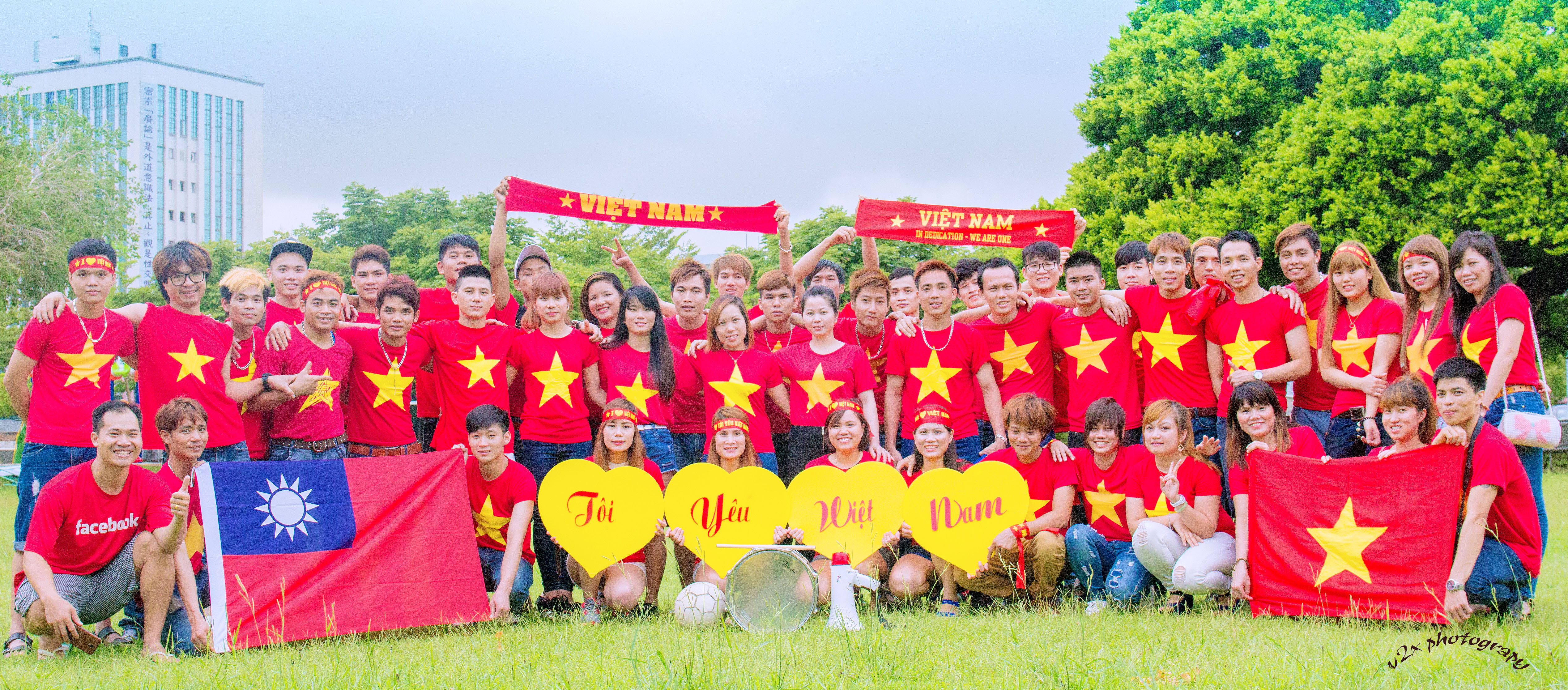 Fan bóng đá Việt Nam háo hức chờ đón trận đấu giữa Viê Fan bóng đá Việt Nam háo hức chờ đón trận đấu giữa Viê
