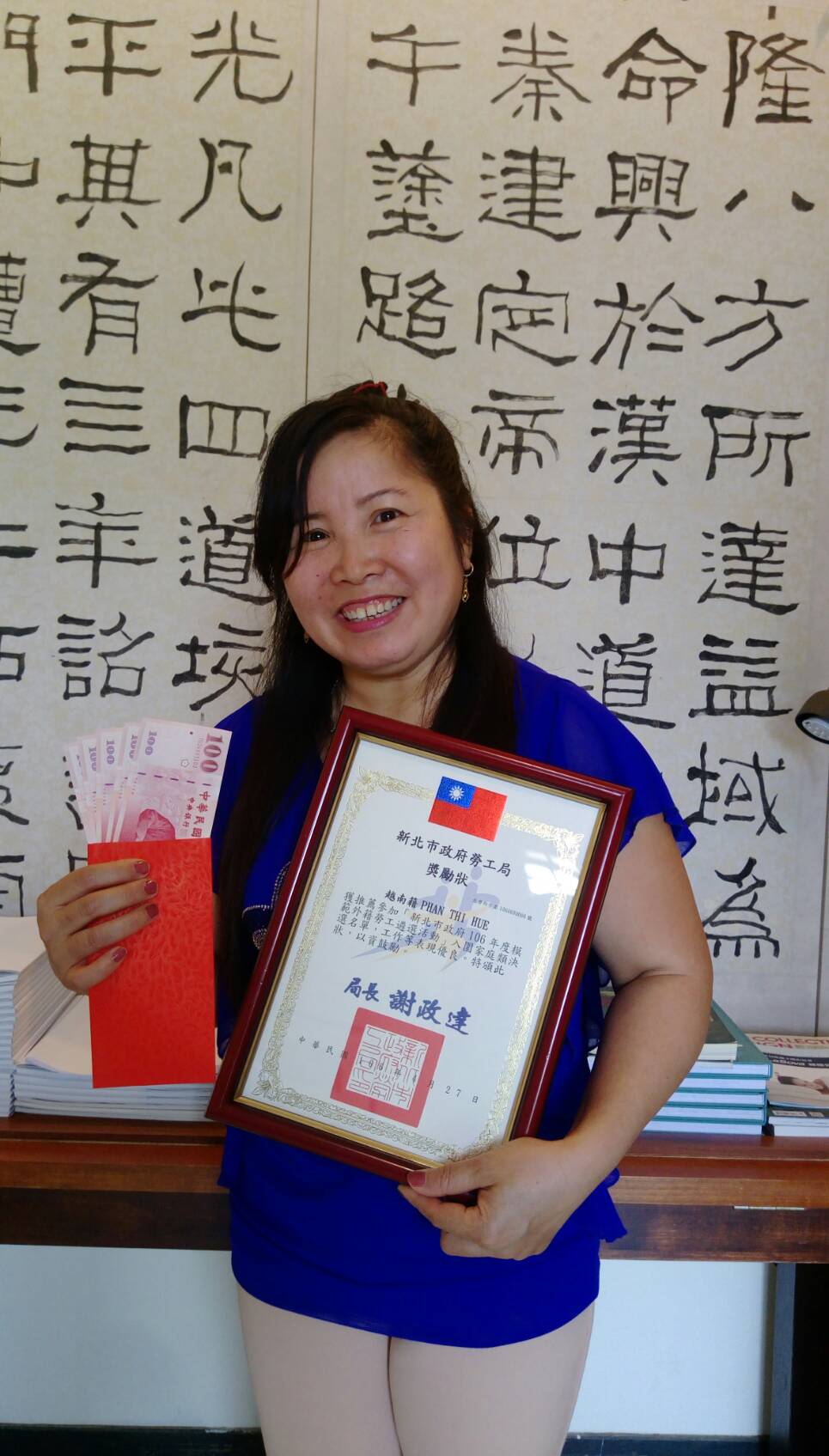 Phan Thị Huê được Cục lao động trao tặng bằng khen “Lao đô