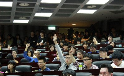 Khẳng định cuộc biểu tình đã diễn ra một cách hòa bình. Hiệu trưởng các trường kêu gọi học sinh nên sớm trở