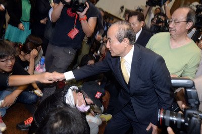 Ông Vương Kim Bình xuất hiện tại Viện Lập pháp kêu gọi sinh viên trở về với mái trường đại học