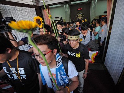 Sinh viên biểu tình chống thỏa thuận sắp sửa giải tán tin tưởng trả lại trật tự đúng giờ hẹn