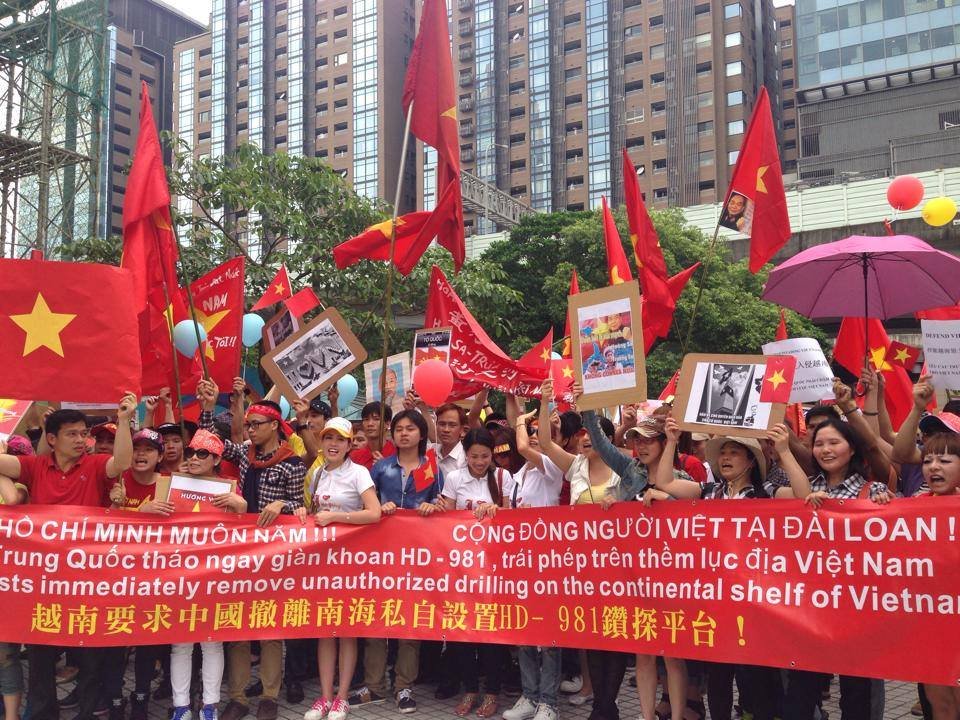 Tranh chấp biển Đông giữa Việt Nam và Trung Quốc, hàng ngàn người Việt biểu tình “vòng quanh” ga xe lửa Đài Bắc