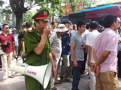 Phó Thủ tướng Mao Trị Quốc đảm đương chỉ huy tại Viện Hành chính đối phó cuộc biểu tình ở Việt Nam