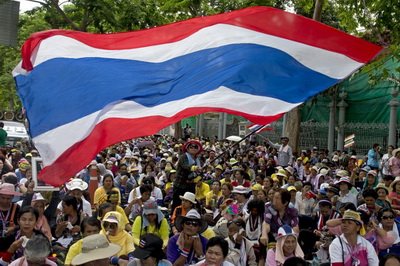 Tổng Tư lệnh Thái Lan tuyên bố giới nghiêm, kêu gọi các bên ngừng đối lập nhau.