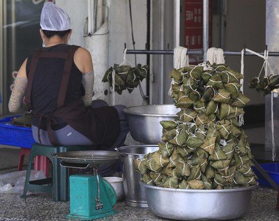 Bánh ú truyền thống quá nhiều dầu mỡ, muốn tiêu hết năng lượng của 1 chiếc bánh ta phải chèo thuyền 24 lượt.