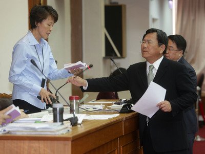 Ủy ban kinh tế thẩm tra Khu thương mại tự do thí điểm còn gặp nhiều tranh luận