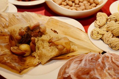 Bánh ú truyền thống quá nhiều dầu mỡ, muốn tiêu hết năng lượng của 1 chiếc bánh ta phải chèo thuyền 24 lượt.