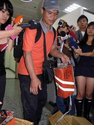 Ủy ban An toàn Hàng không điều tra hiện trường vụ tai nạn tìm thấy hai hộp đen máy bay của Hàng không TransAsia