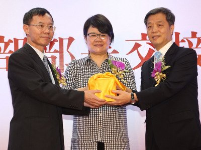 Tân Bộ trưởng Bộ Lao động nhậm chức đối diện với thử thách từ chủ doanh nghiệp và người lao động.