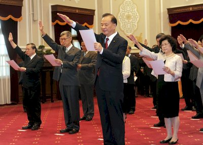 Bàn giao nhiệm vụ Viện trưởng viện khảo thí. Ngũ Cẩm Lâm : Kiểm thảo đạo luật về hưu.