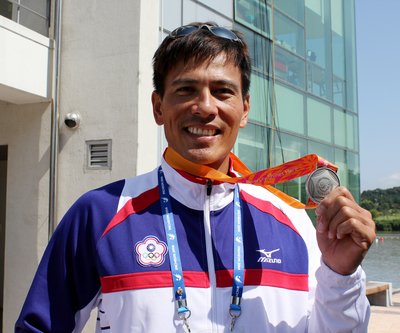 Tuyển thủ Đài Loan Uông Minh Huy và Du Tông Uy giành huy chương bạc ở môn chèo thuyền tại Asian Games 2014