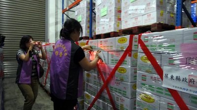 Đưa xuống quầy trước tiên các sản phẩm làm từ mỡ bò do Công ty Đỉnh Tân nhập khẩu từ Việt Nam