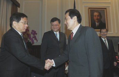Tiếp kiến đoàn đại biểu APEC. Tổng thống Mã Anh Cửu cho biết : Thỏa thuận chung 1992 sẽ không thay đổi.