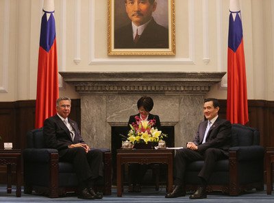 Tổng thống Mã tiếp đón tân đại sứ Panama, hy vọng tăng cường mối quan hệ hai bên.