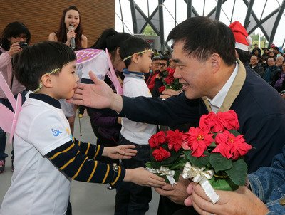 Cây thông Noel được làm từ hàng trăm ngàn tờ giấy thấm dầu được ra mắt