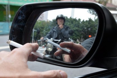 Sửa Luật giao thông, sắp tới người lái xe ô tô, xe máy hút thuốc lá sẽ bị phạt.