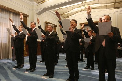 Các thủ trưởng mới tuyên thệ nhậm chức với sự hiện diện của tổng thống Mã Anh Cửu.