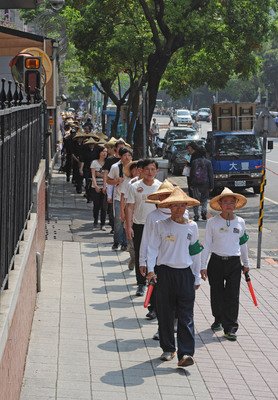 Diễu hành xung quanh Viện Lập pháp kỷ niệm 1 năm cuộc biểu tình Hoa Hướng Dương ngày 18-3