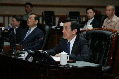 Tổng thống Mã đích thân thị sát sa bàn mô phỏng diễn biến tập trận qua vi tính