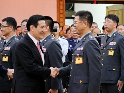 Tại lễ phong quân hàm cấp tướng, tổng thống Mã khuyến khích quân nhân, chuyện bê bối trong quân đội không sợ người ngoài biết