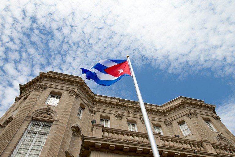 Lần đầu tiên sau 54 năm, cờ Cuba lại bay phất phới đại sứ quán Cuba tại Mỹ.