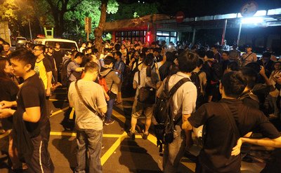 Học sinh bao vây Bộ giáo dục, phản đối cải cách nội dung sách giáo khoa, Bộ trưởng : Khởi tố theo luật.