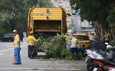 Cơn bão Dujuan gây thiệt hại khiến 2 người chết 324 người bị thương