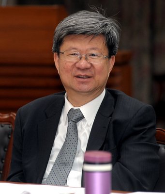 Bộ trưởng Giáo dục khích lệ học sinh viết thư pháp.