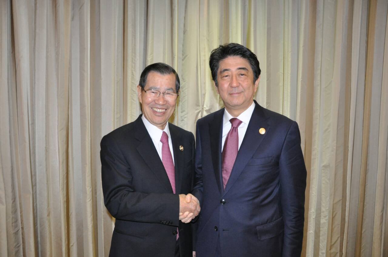 Ông Tiêu Vạn Trường và Shinzo Abe hội đàm song phương trước Hội nghị các nhà lãnh đạo APEC