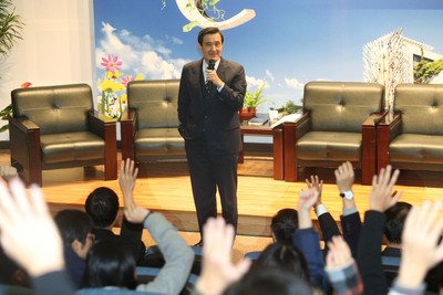 TT.Mã Anh Cửu ủng hộ vấn đề du học sinh Trung Quốc đại lục quan tâm đến việc tham gia bảo hiểm y tế.