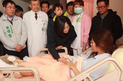 Thăm viếng những người  bị thương trong vụ động đất ngày 6/2. Thái Anh Văn : Đài Nam sẽ không cô đơn.