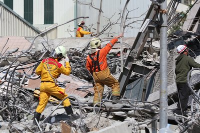Cứu ra chị Trần Mỹ Nhật, người gốc Việt và đứa cháu gái từ Nhà chung cư tầng 5, lô E.