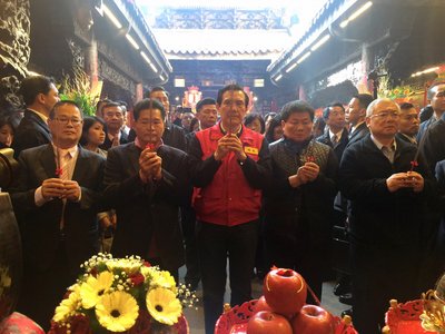 Tổng thống về nhà tổ, lần đầu tiên không phát lì xì.