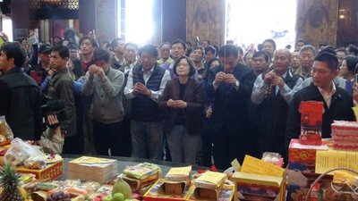 Bà Thái Anh Văn về quê đi lễ chùa thắp hương cầu nguyện cho nạn nhân động đất ở Đài Nam