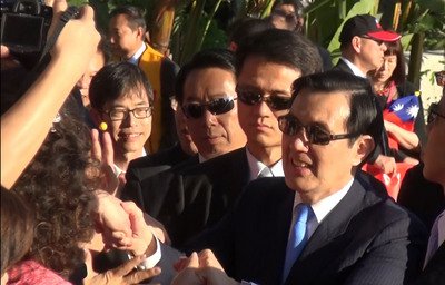 TT.Mã Anh Cửu quá cảnh Los Ageles, quốc kỳ tung bay chào đón