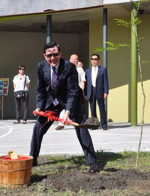 Cựu Tổng thống Mã Anh Cửu bác bỏ tin đồn việc ông từ chối nhận ưu đãi của chính phủ sau khi mãn nhiệm