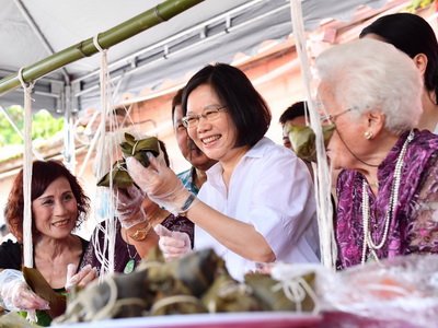 Tổng thống Thái Anh Văn : Ăn thêm vài chiếc bánh ú vì quốc gia làm nên nhiều việc hơn