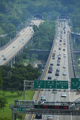 Xe cộ đổ dồn trong ngày đầu tiên của kỳ nghỉ Tết Đoan Ngọ kéo dài, nhiều đoạn đường bị ùn ứ giao thông