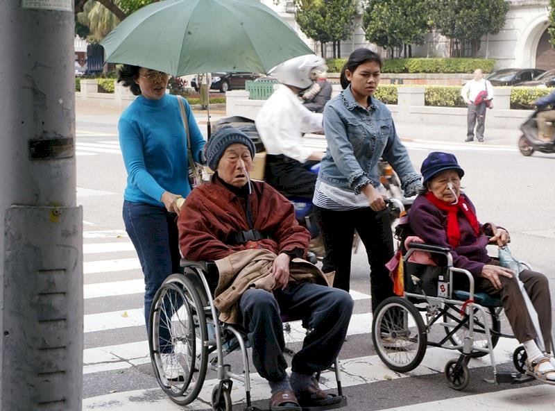 Từ ngày 1-7 chủ sử dụng có thể lên mạng đăng ký trực tuyến dịch vụ thuê lao động nước ngoài