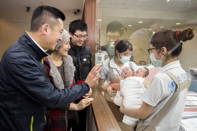 Cao tuổi sanh con gặp nhiều rủi ro. Sở Sức khỏe quốc dân kêu gọi mọi người nên nắm bắt thời kỳ vàng kim.