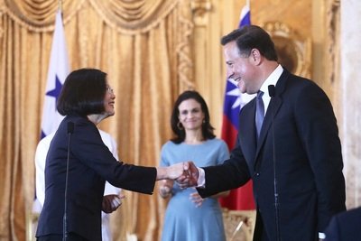 Tổng thống Juan Carlos Varela trông mong hai bờ eo biển phát triển hòa bình.
