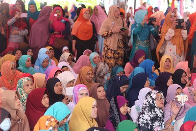 Lao động Indonesia theo đạo Hồi giáo ăn mừng lễ Eid al-Fitr tại ga xe lửa Đài Bắc.