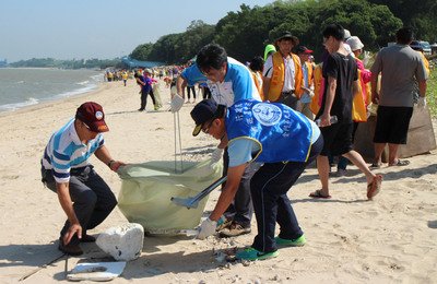 Lực lượng tuần duyên làm sạch bãi biển. Quân dân Kim Môn hưởng ứng