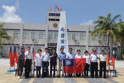 Ủy viên lập pháp uống nước dừa trên Đảo Thái Bình, không nghi ngờ về địa vị của đảo